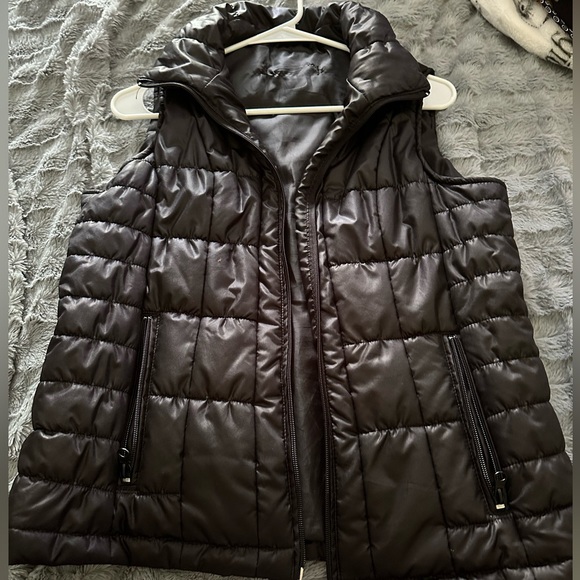 Basic Staple Black Vest - Picture 1 of 2